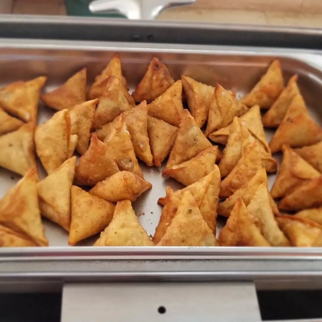 Golden, freshly fried samosas